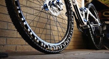 Є також ще один вид безпечної шини для велосипеда - це покришка «no puncture», її суть в тому, що у неї також може не бути камери, а конструкція і зовсім може відрізняється від стандартної покришки - не вимагає повітря (на зображенні ↓)
