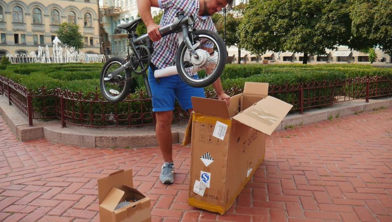 Поставляється велосипед в досить габаритної коробці, розміри якої становлять приблизно 1