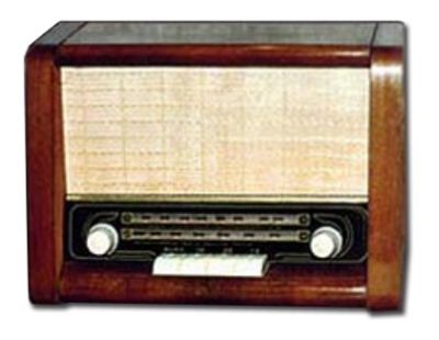 Мережевий ламповий радіоприймач Хвиля випускався   Іжевським радіозаводом   з 1957 року